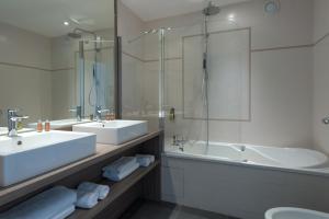 Koupelna v ubytování Hotel & Spa Radiana + 37 fotografií