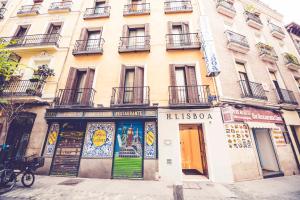 a building with a shop in front of it at Hostal Lisboa in Madrid