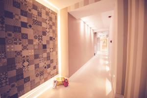 un pasillo con una pared de azulejos en una casa en Hostal Lisboa, en Madrid 53 fotos más