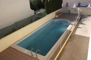 una piscina al lado de un edificio en Alquileres Figuerola Oasis Park, en Peñíscola