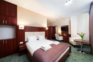 Posteľ alebo postele v izbe v ubytovaní Hotel Młyn