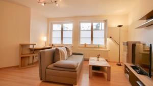 ein Wohnzimmer mit einem Sofa und einem TV in der Unterkunft Villa Vineta Whg. 207 in Ahlbeck