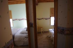 1 dormitorio con 1 cama y 1 habitación con espejo en Gite du gros pommier en Saulxures