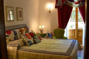 una camera con letto e tavolo con finestra di Hotel Florence a Bellagio