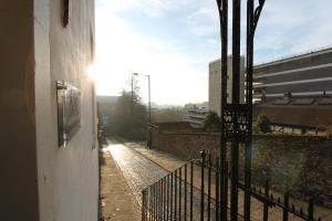 Blick auf eine Zugbahn von einem Gebäude mit Sonnenlicht in der Unterkunft Number 1 Park Apartments in Bristol