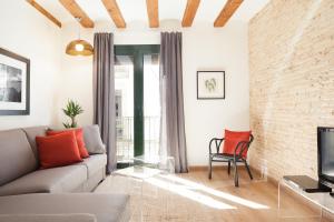 un soggiorno con divano e TV di Canela Homes BARCELONA MACBA a Barcellona