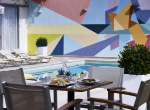 Bazén v ubytování Amarilia Hotel nebo v jeho okolí