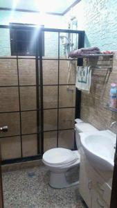 een badkamer met een toilet en een wastafel bij Affordable Baguio APT in Baguio