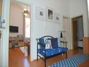 Apartment Royale في دوبروفنيك: غرفة معيشة مع أريكة زرقاء وتلفزيون