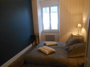 サン・マロにあるLe Logis d'Alethのベッドルーム1室(枕2つ付)