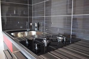 une cuisine avec un évier et un plan de travail dans l'établissement Villa I Karma, à Tisno 106 autres photos