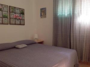 トッレ・デル・オルソにあるAppartamento Parco dei Piniのベッドルーム(ベッド1台、窓付)