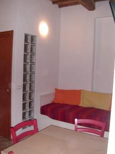 リオ・マリーナにあるRaffaella Apartmentのベッド、テーブル、椅子が備わる客室です。