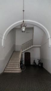 カステッラネータにあるLa Dimoraのシャンデリアと自転車2台付きの建物内の階段
