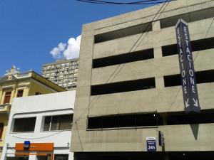 ein Gebäude mit einem Schild an der Seite in der Unterkunft Master Express Alberto Bins - 200 metros do Hospital Santa Casa in Porto Alegre