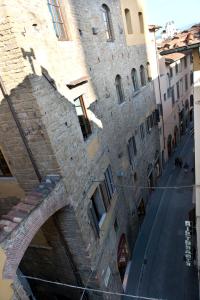フィレンツェにあるCondotta 3 - Keys Of Italyの通りにアーチのある古い石造りの建物