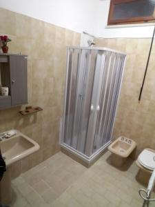een badkamer met een douche en een toilet bij La Pennichella in Agerola