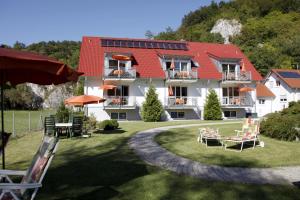 a hotel with chairs and tables in the yard at Ferienwohnungen Holder in Anhausen