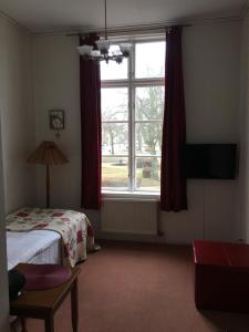 Postel nebo postele na pokoji v ubytování Hotell Läckö