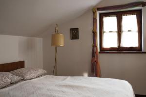 een slaapkamer met een bed en een raam bij Dworek Aleksandria in Ciechocinek