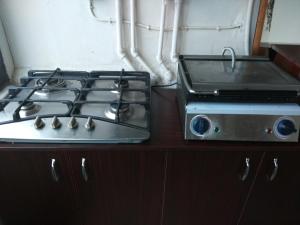 eine Küche mit 2 Herdplatten und einem Waschbecken in der Unterkunft Ercan Inn Hotel in Istanbul