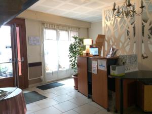 Kuchyň nebo kuchyňský kout v ubytování LOGIS Hotel Restaurant Auberge Du Cheval Blanc