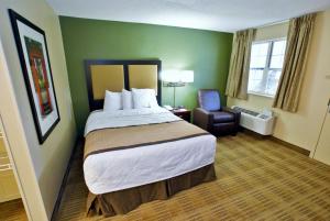 A bed or beds in a room at Extended Stay America Suites - Bakersfield - California Avenue