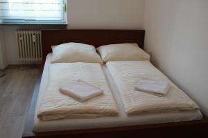 Cama o camas de una habitación en Downtown Apartments