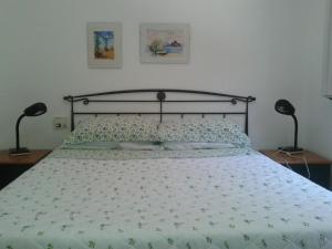 uma cama num quarto com duas lâmpadas nas mesas em Scopello Villa Sole em Scopello