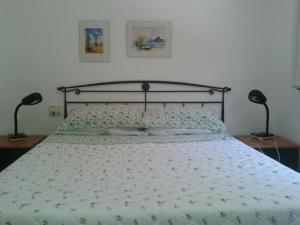 un lit dans une chambre avec deux lampes sur des tables dans l'établissement Scopello Villa Sole, à Scopello