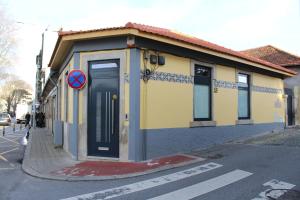 um pequeno edifício ao lado de uma rua em Casa São Dinis no Porto