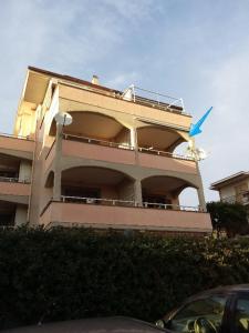 un bâtiment avec une flèche bleue au-dessus dans l'établissement Appartamento vista mare, 100mt dall'Ospedale Pediatrico, a 200mt dal mare, 1h da Roma Termini, à Santa Marinella