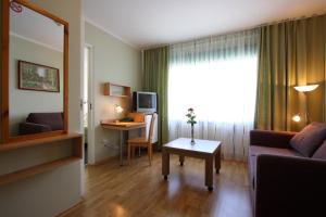 TV a/nebo společenská místnost v ubytování Arabella Hotel