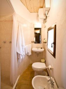 La salle de bains est pourvue de toilettes et d'un lavabo. dans l'établissement Agriturismo Bassara Le Capanne, à Argenta