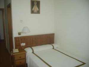 A bed or beds in a room at Hotel Hispanidad