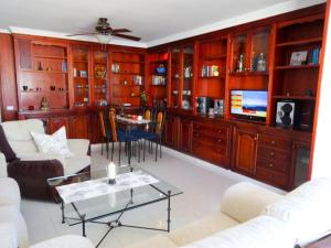 sala de estar con muebles y TV en Apartamento Sole mit Meerblick, en Puerto del Carmen