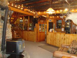 Gallery image of Helmcken Falls Lodge Cabin Rooms and RV Park in Clearwater
