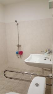 łazienka z białą umywalką i toaletą w obiekcie Penzion Eqilon w Mielniku