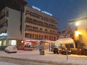 a building with a truck parked in front of it at Hôtel du Centre in Valloire