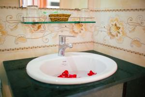 Nhat Nga Hotel tesisinde bir banyo