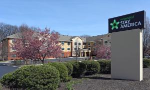 um sinal para ficar na América em frente a um edifício em Extended Stay America Suites - Allentown - Bethlehem em Bethlehem