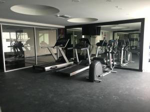 a gym with several tread machines and mirrors at LUJO CONFORT SEGURIDAD Quo 101 in Guayaquil