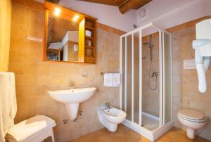 A bathroom at Hotel Ristorante Centrale