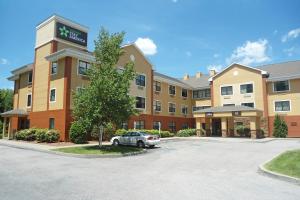 ein Hotel mit einem davor geparkt in der Unterkunft Extended Stay America Suites - Boston - Westborough - Connector Road in Westborough