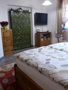 Postel nebo postele na pokoji v ubytování Tündérgyöngye Apartmanház
