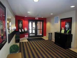 un vestíbulo con un pasillo con paredes rojas y una puerta en Extended Stay America Suites - Boston - Tewksbury, en Tewksbury