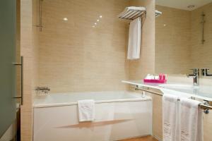 A bathroom at Hotel Zenit Pamplona