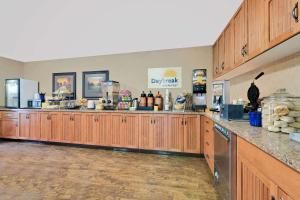 Kjøkken eller kjøkkenkrok på Days Inn by Wyndham International Falls