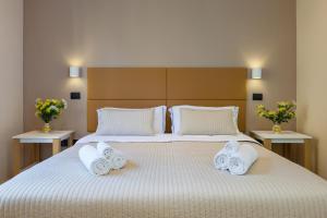 sypialnia z dużym łóżkiem z ręcznikami w obiekcie B&B Giacomino w Sorrento