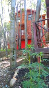 Um jardim em Cabañas Bosque Del Faldeo